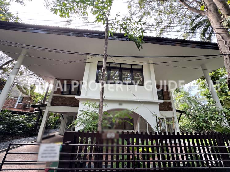 House with Shared Pool in New Petchburi 